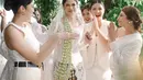Akad nikah berlangsung secara khidmat dengan mengusung adat Jawa. Hana pun tampil anggun kenakan kebaya berwarna putih rancangan desainer Renzi Lazuardi. [Foto: IG/@thepotomoto].