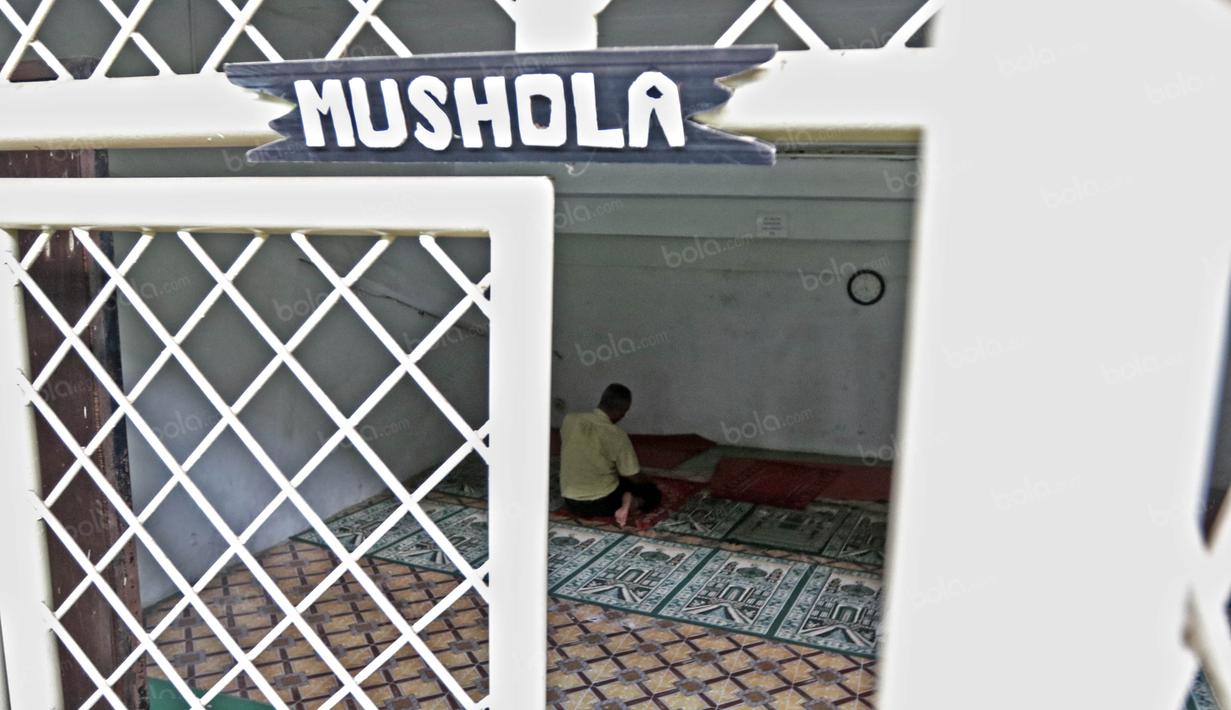 Seorang karyawan sedang melakukan sholat di areal Stadion Madya, Senayan, Jakarta, Senin (25/4/2016). (Bola.com/Nicklas Hanoatubun)