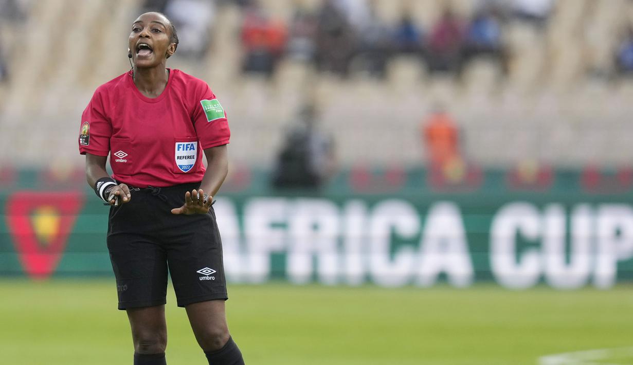 Mukansanga, 33, membuat sejarah dengan menjadi wasit dalam pertandingan Zimbabwe vs Guinea. (AP/Themba Hadebe)