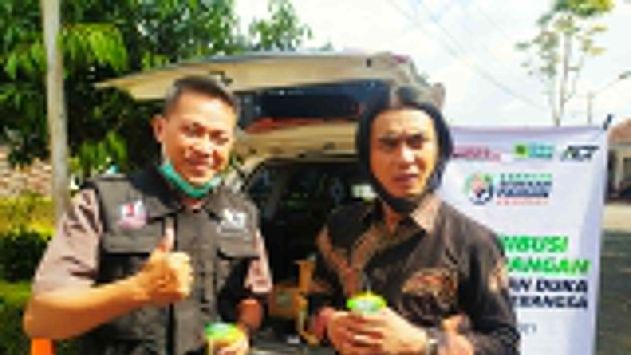 Salah satu penggagas kampanye SPN ACT Garut Adi Nugraha tengah berfoto bersama eks vokalis ST 12 Muhammad Charly Van Houten di Garut beberapa waktu lalu.