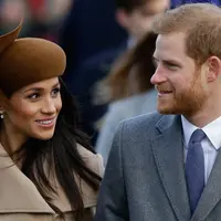 Pangeran Harry dan sang tunangan, Meghan Markle menghadiri tradisi pelayanan gereja di hari Natal Kerajaan Inggris di Gereja St. Mary Magdalene, Sandringham, Senin (25/12). Tahun ini, Markle menjadi anggota baru pada perayaan tersebut. (AP/Alastair Grant)