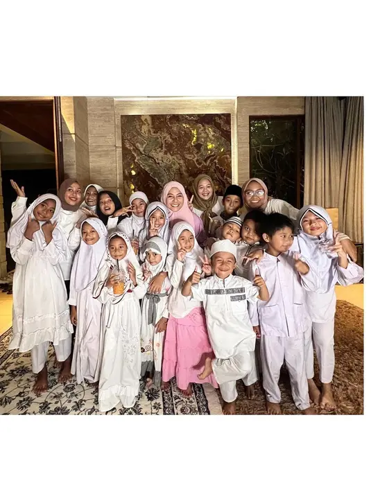 "Alhamdulillah...44thn 1444H Makasih Tersayang,"tulis Meisya Siregar membagikan fotonya. [Instagram/meisya_siregar]