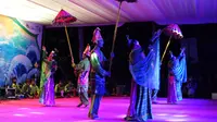 Tarian asal Sumbawa Besar saat pembukaan Festival Senggigi 2016 di Pantai Senggigi, Lombok Barat, NTB. (Liputan6.com/Hans Bahanan)