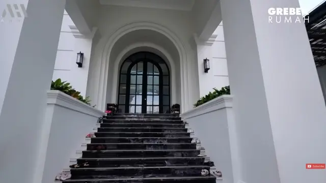 Potret Fasad Depan Rumah Sarwendah (YouTube/AH)