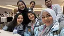 Pada kesempatan ini, Rachel Vennya juga tampak begitu kompak dengan timses lainnya seperti Caca Tengker, Ria Ricis, hingga Aurel.