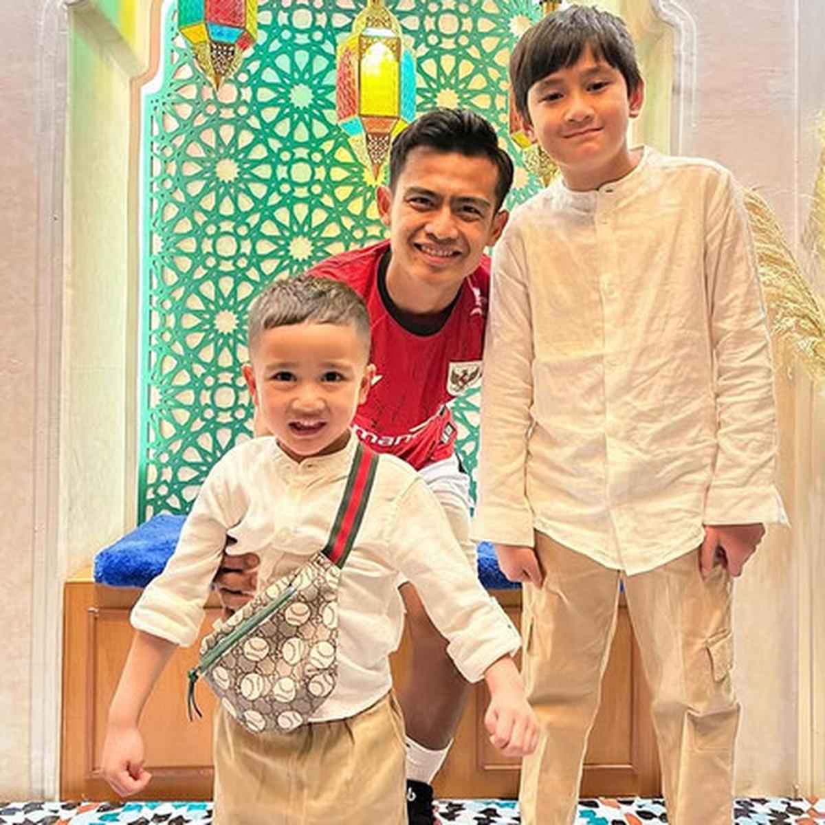 Foto Bareng Pratama Arhan, Rayyanza Bikin Salfok - Mulai dari Pose Unik Hingga Gaya Super Kece
