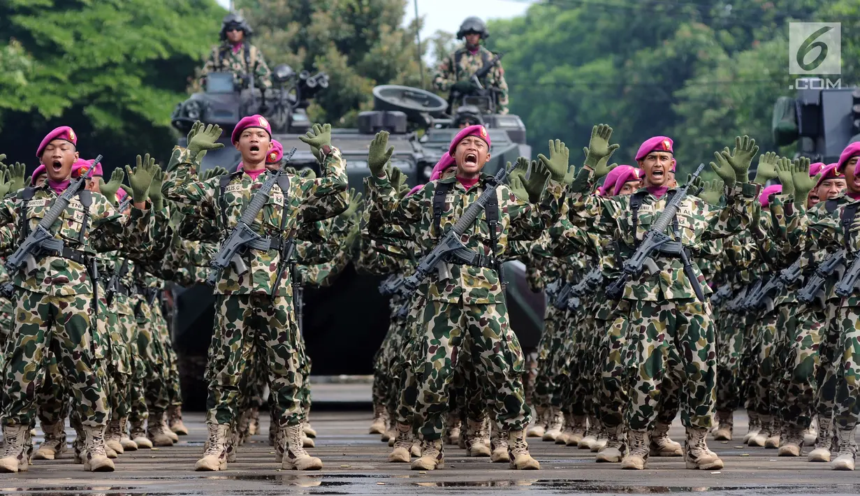 Prajurt Marinir meneriakkan yel yel jelang upacara HUT Korps Marinir ke-72 di Kesatrian Marinir Hartono, Cilandak, Jakarta, Rabu (15/11). HUT Marinir ke-72 bertema Marinir Prajurit Pejuang dan Profesional. (Liputan6.com/Helmi Fithriansyah)