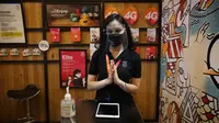 Petugas di Gerai Tri Indonesia 3Store dilengkapi dengan faceshield dan masker untuk memastikan layanan sesuai protokol kesehatan (Foto: Tri Indonesia)