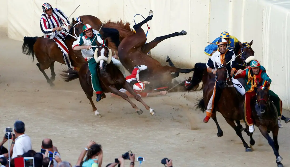 Beberapa joki terjatuh bersama kudanya saat pacuan kuda Palio di Siena, Italia, (2/7/2016). (Reuters/Stefano Rellandini)