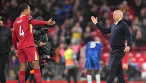 Arne Slot (kanan) memberikan apresiasi kepada Virgil van Dijk usai Liverpool membungkam Chelsea di pertandingan pekan ke delapan Premier League 2024/2025 di Anfield, Minggu (20/10/2024) malam WIB. (Paul Ellis/AFP)
