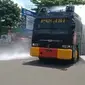 Polisi melakukan penyemprotan disinfektan di jalan raya menggunakan kendaraan water cannon. (Instagram @dagelan)