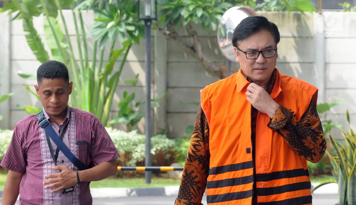 Direktur Operasional Lippo Group Billy Sindoro (kanan) tiba di Gedung KPK, Jakarta, Selasa (4/12). Billy diperiksa sebagai tersangka untuk pelengkapan berkas terkait dugaan penyuapan terhadap Bupati Bekasi Neneng Hasanah Yasin. (Merdeka.com/Dwi Narwoko)