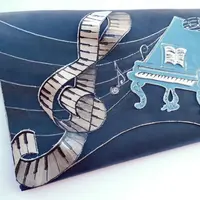 Tidak seperti biasa, clutch dengan desan 3Dini sangat unik dan pantas menjadi tambahan koleksi kamu loh.