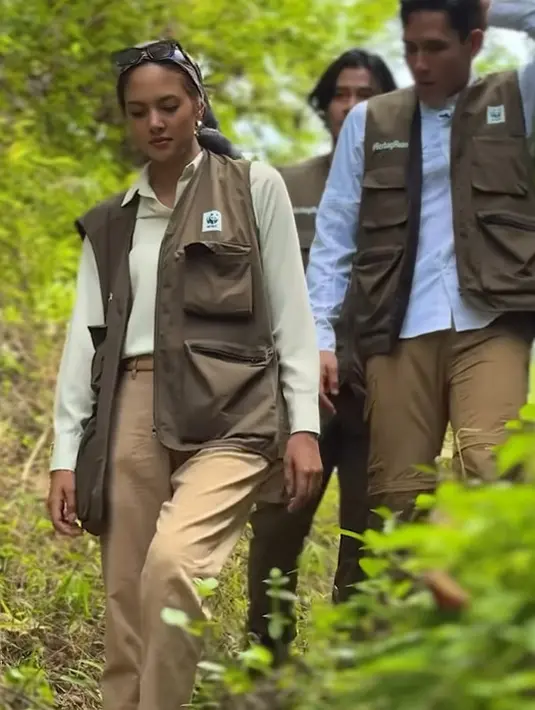 Di potret ini, Aurelie padukan hijab turban dengan kemeja putih dan celana cokelat. [@wwf_id]