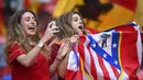Fans wanita Spanyol bersorak sebelum dimulainya pertandingan semifinal EURO 2020 antara Italia dan Spanyol di Stadion Wembley di London (7/7/2021). (Laurence Griffiths, Pool via AP)
