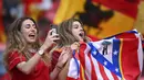 Fans wanita Spanyol bersorak sebelum dimulainya pertandingan semifinal EURO 2020 antara Italia dan Spanyol di Stadion Wembley di London (7/7/2021). (Laurence Griffiths, Pool via AP)