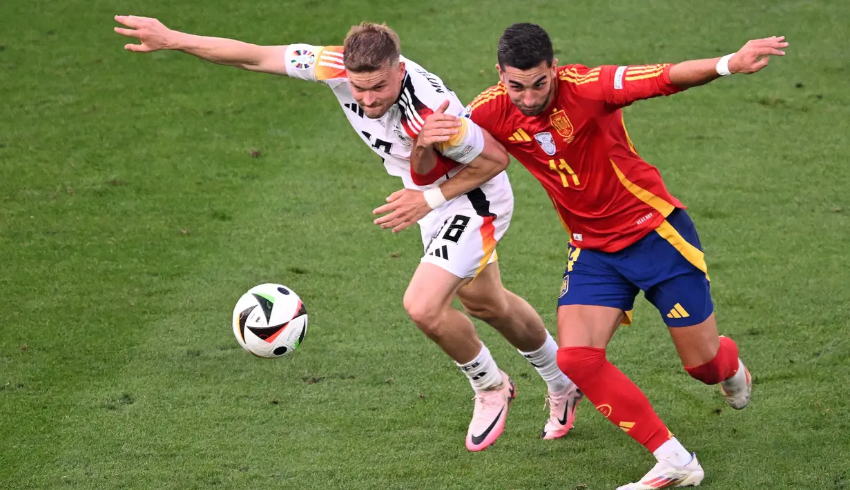 Laga antara Spanyol dan Jerman berlangsung intens dan sengit. (Kirill KUDRYAVTSEV/AFP)