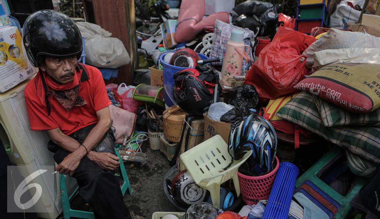 Seorang warga termenung di antara tumpukan barang usai penggusuran di Rawasari Selatan, Jakarta, Kamis (23/7/2015). Pemprov DKI mengambil alih lahan seluas 1.300 meter persegi yang selama lima tahun dikuasai pihak swasta. (Liputan6.com/Faizal Fanani)
