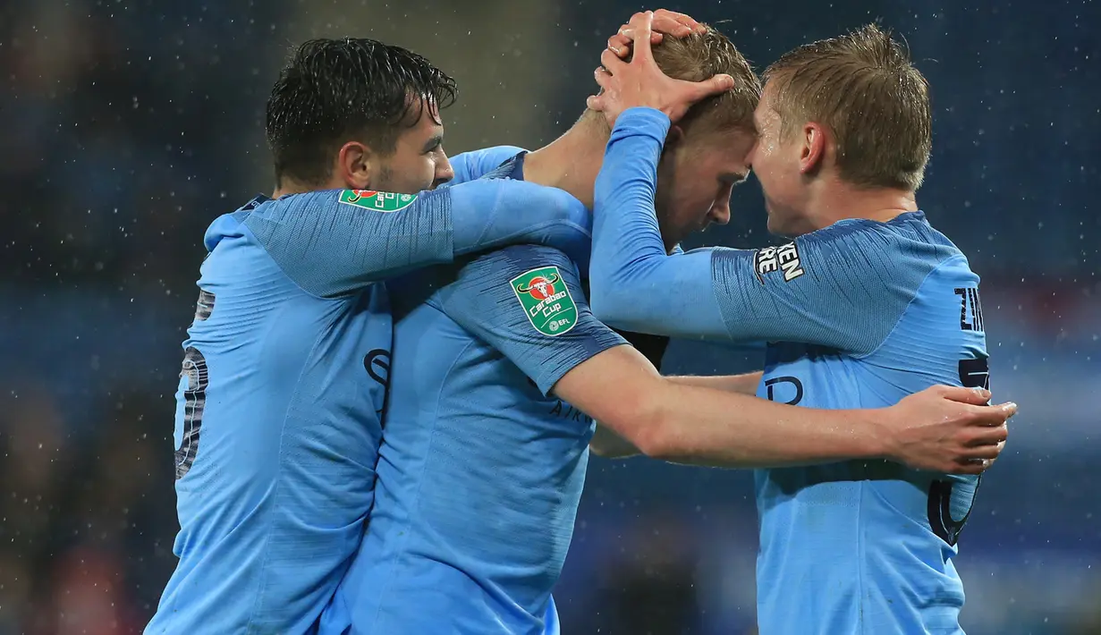 Para pemain Manchester City merayakan gol yang dicetak Kevin De Bruyne ke gawang Leicester pada laga Piala Liga di Stadion King Power, Leicester, Selasa (18/12). Leicester kalah adu penalti dari City. (AFP/Lindsey Parnaby)