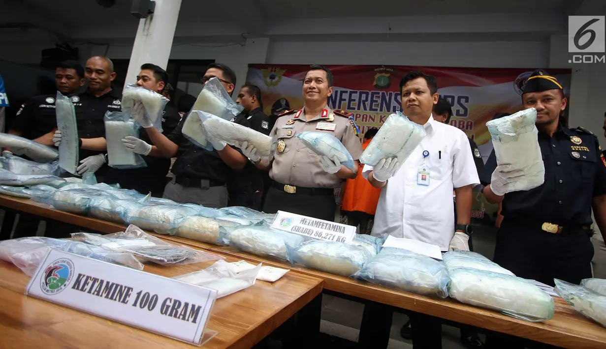 Wakapolda Metro Jaya Brigjen Pol Purwadi Aryanto (ketiga kanan) menunjukan barang bukti kasus penyelundupan narkotika internasional dari Taiwan di Polda Metro Jaya, Jakarta, Kamis (2/11). (Liputan6.com/Immanuel Antonius)