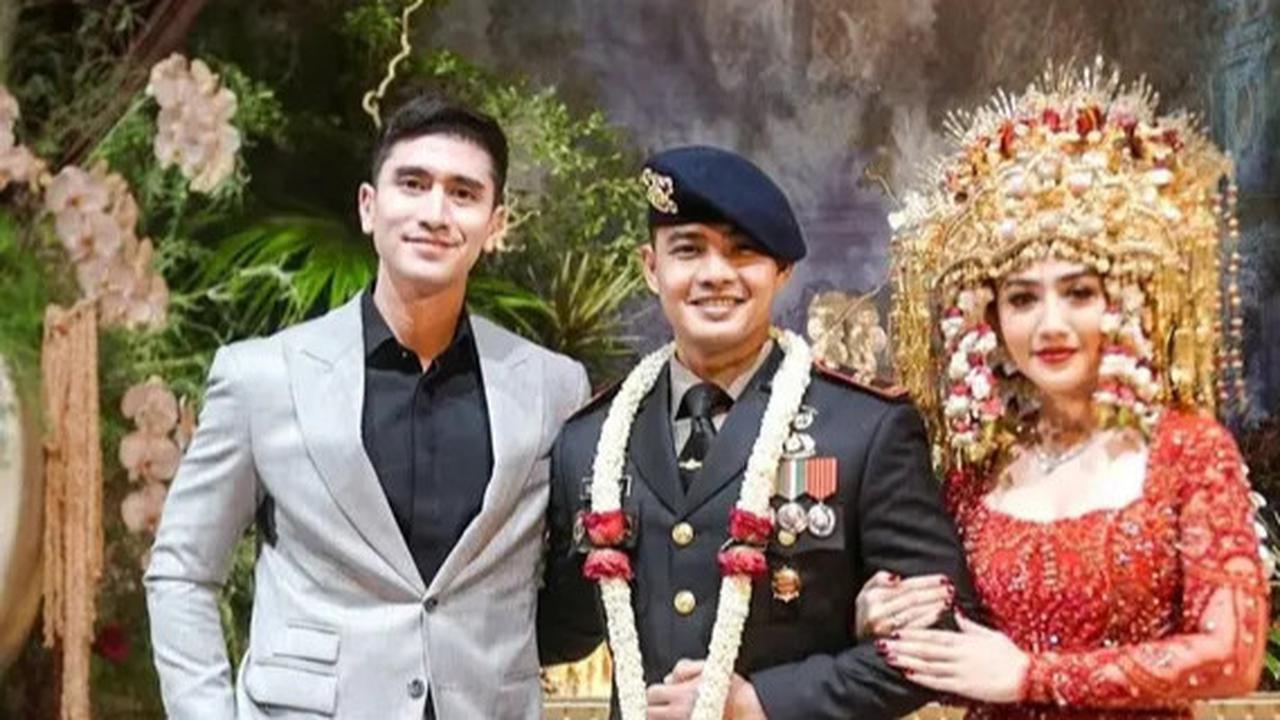Datang ke Nikahan Mantan, 7 Potret Gagah & Tampan Verrell Bramasta Hadiri Resepi Febby Rastanty dan Drajad Djumantara