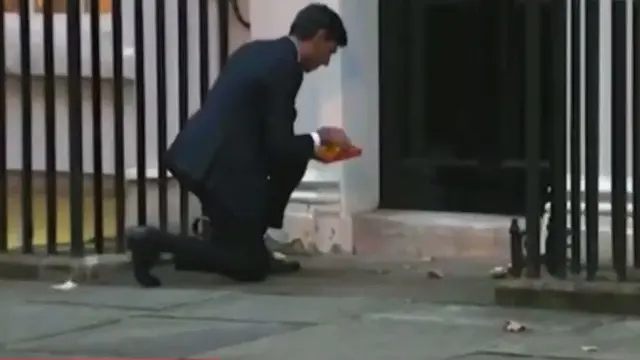 Vdeo yang menunjukkan Sunak menyalakan lilin di depan Downing Street kembali beredar, saat itu ia lakukan menjelang festival Diwali pada 12 November 2020