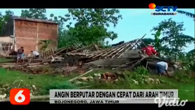 Hujan disertai angin puting beliung melanda Kabupaten Bojonegoro, Jawa Timur Sabtu sore (14/11). Akibatnya dua bangunan warga di dua desa, di dua kecamatan roboh dengan tanah.