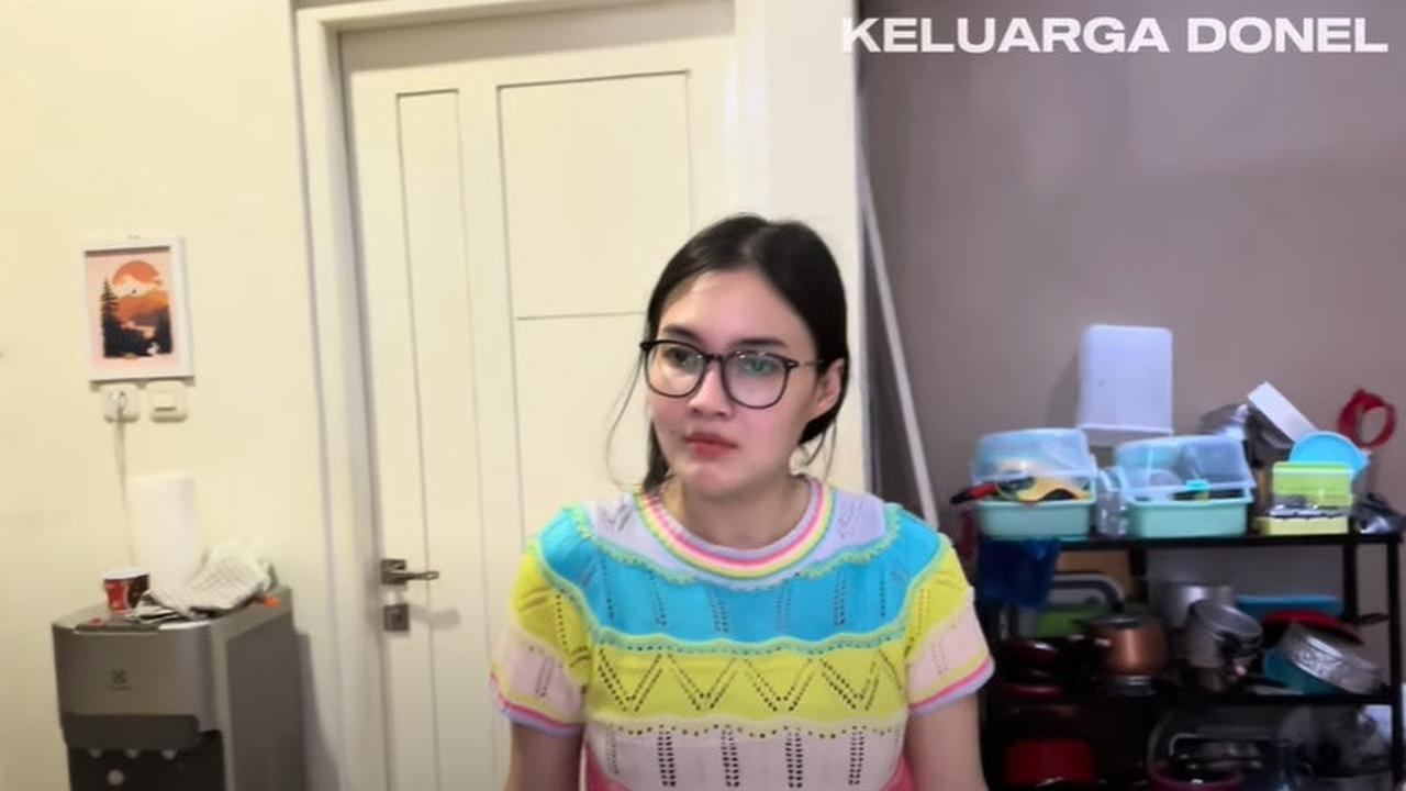 7 Potret Dapur Nella Kharisma yang Jarang Tersorot, Minimalis Dominan Warna Krem - Dinding Keramik Motif Vintage