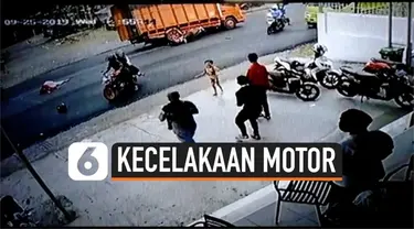 Rekaman detik-detik pemotor menabrak truk saat handle gas tidak sengaja ditarik oleh anaknya. Peristiwa mengerikan ini terjadi di Solok Selatan, Sumatera Barat.