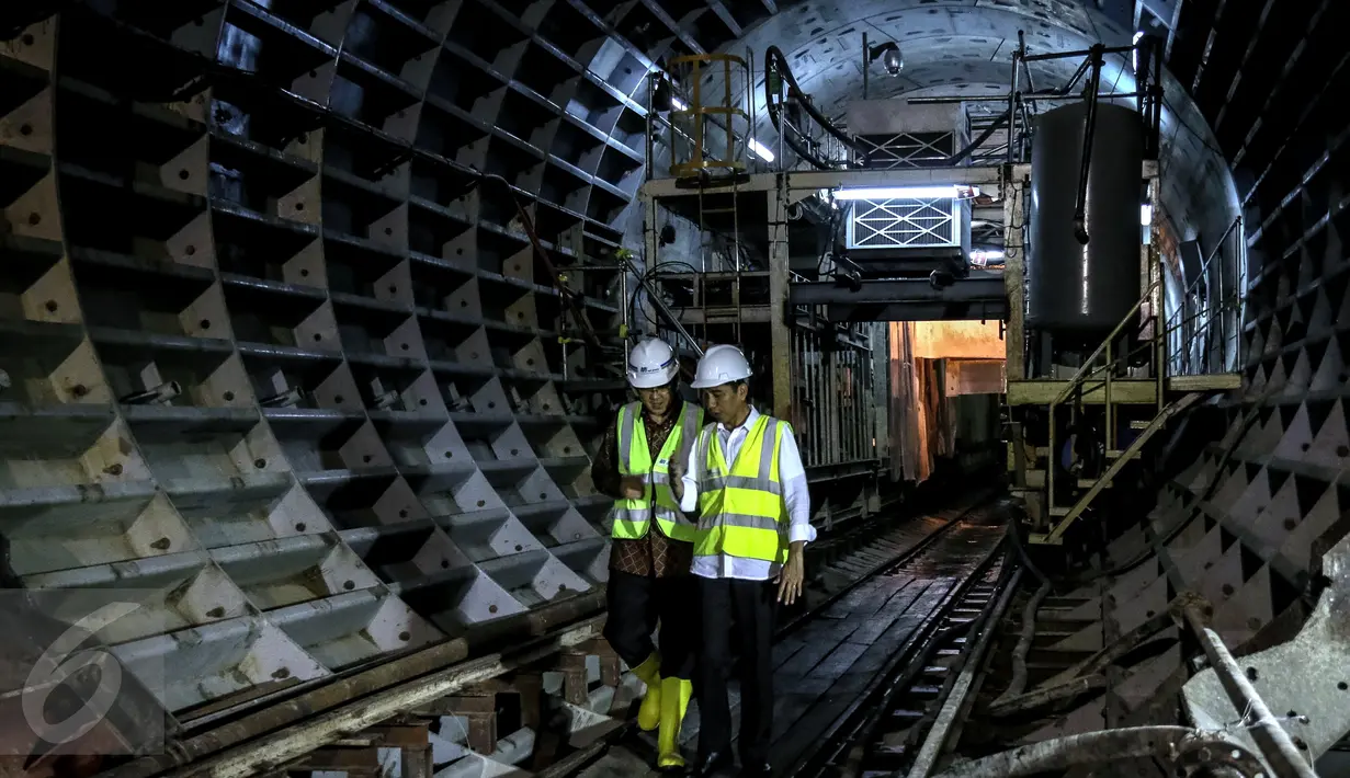 Presiden Jokowi berbincang dengan Gubernur DKI Jakarta Basuki Tjahaja Purnama ketika meninjau proyek MRT di Stasiun Dukuh Atas, Jakarta, Jumat (30/9). Pemerintah menargetkan MRT selesai 2018 atau saat perhelatan Asian Games. (Liputan6.com/Faizal Fanani)