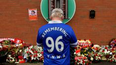 1.	Seorang suporter Everton berdoa di depan dinding bertuliskan daftar korban Tragedi Hillsborough saat peringatan 26 tahun Tragedi Hillsborough di Stadion Anfield