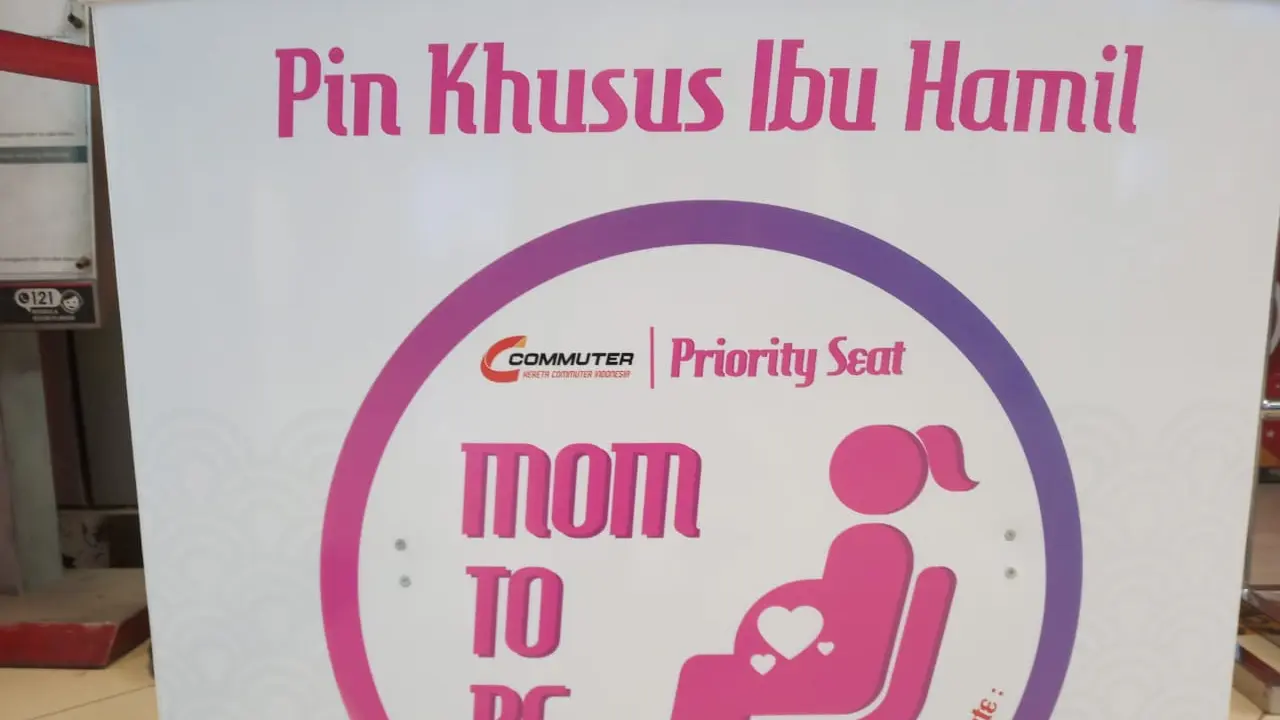 Tempat pendaftaran untuk mendapatkan pin khusus ibu hamil di Stasiun Sudriman Jakarta. (Foto: Benedikta Desideria/Liputan6.com)