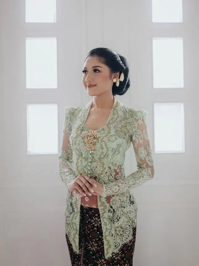 8 Potret Detail Kebaya-Makeup Erina Gudono di Momen Sungkeman dan Langkahan, Pesona Cantik Memikat