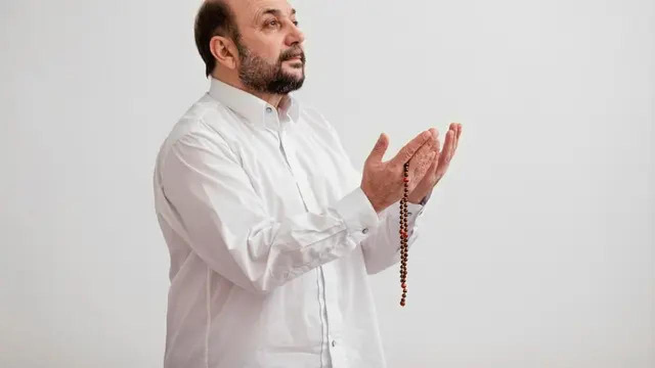 Membaca Doa Qunut saat Salat Witir di Pertengahan Ramadan, Apa Hukumnya?