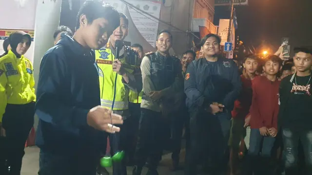 Rido, warga asrama Polisi Talun, Kecamatan Garut Kota, akhirnya berhasil meraih hadiah uang cash Rp 1 juta dari Kapolres Garut dalam sayembara Lato-lato penyambutan tahun baru 2023. (Liputan6.com/Jayadi Supriadin)