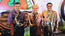 Direktur Utama PT Pupuk Kaltim Bakir Pasaman (tengah) berfoto bersama Direktur Produksi PT Pupuk Sriwidjaja Filius Yuliandi dan GM Produksi PT Pupuk Kujang Ariffianto, usai menerima penghargaan PROPER di Jakarta, Kamis (27/12).(Liputan6.com/HO/Ines)