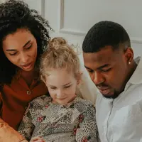 Wanita Ini Tes DNA Usai Ortu Salah Sebut Tanggal Lahir (Ilustrasi Keluarga: Pexels/Olia Danilevich)