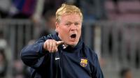 Pertama, Ronald Koeman lebih sering menyalahkan hasil buruk pertandingan adalah kesalahan pemain. Ia bahkan tak segan untuk mencela pemainnya sendiri. (AFP/Lluis Gene)