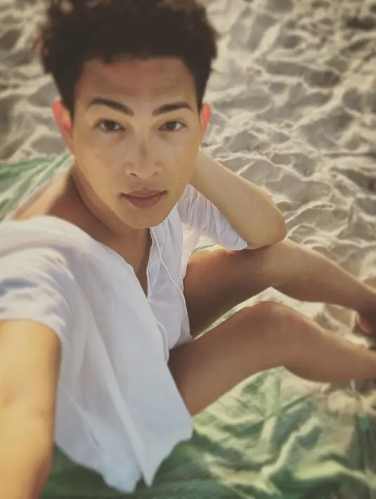 Blouse putih dengan bahan super nyaman jadi baju andalan untuk diajak ke pantai. Warna putih akan memantulkan sinar matahari dan terlihat stylish saat difoto. (Foto: Instagram/oscarlawalata)