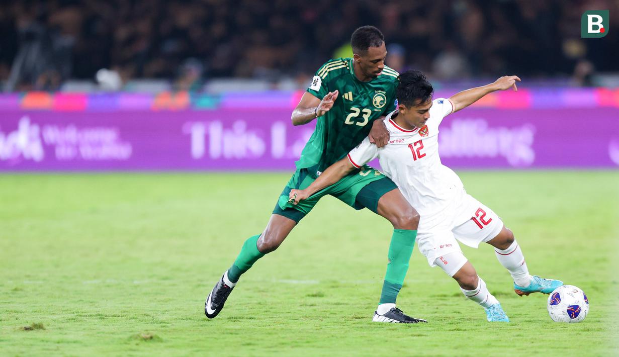 Pemain Timnas Indonesia, Pratama Arhan, berebut bola dengan pemain Arab Saudi, Mohammed Kanno, pada pertandingan lanjutan putaran ketiga Kualifikasi Piala Dunia 2026 Zona Asia di Stadion Utama Gelora Bung Karno (SUGBK), Senayan, Selasa (19/11/2024). (Bola.com/M Iqbal Ichsan)