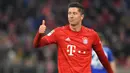 Robert Lewandowski (Bayern Munchen) - Striker asal Polandia ini telah menorehkan 25 gol dari 23 pertandingannya bersama Bayern Munchen di kompetisi Bundesliga 2019/20. (AFP/Christof Stache)