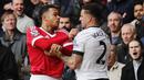3. Pemain MU, Memphis Depay, bersitegang dengan pemain Tottenham, Kyle Walker, pada laga Liga Premier Inggris di Stadion White Hart Lane, London, Minggu (10/4/2016). Tottenham menang 3-0 atas MU. (Reuters/Eddie Keogh)