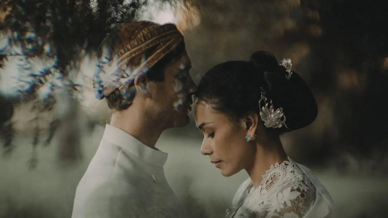 Adinia Wirasti di Acara Nikahan