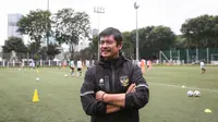 Direktur Teknik PSSI, Indra Sjafri berpose di depan fotografer saat Timnas Indonesia U-20 melakukan latihan terbuka untuk Piala Asia U-20 2023 di Lapangan C, Kompleks Stadion Utama Gelora Bung Karno (SUGBK), Jakarta, Rabu (08/02/2023). Ajang ini akan berlangsung pada 1 Maret 2023 mendatang. (Bola.com/Bagaskara Lazuardi)