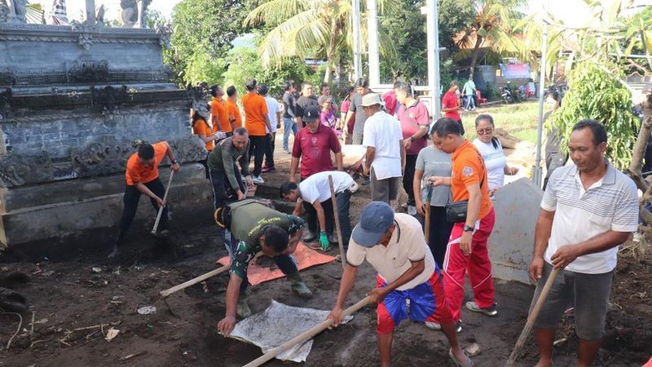 Pemkab Buleleng Gerakkan Ratusan Warga Bersihkan Material Banjir Pasca-Bencana