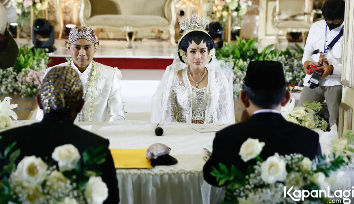 Akad nikah mengusung adat Jawa khas Yogyakarta. Shinta dan Indra kompak mengenekan busana pengantin warna putih. Kakak Shinta, Aries Bachir bertindak sebagai wali nikah. [Foto: KapanLagi.com/Bayu Herdianto]