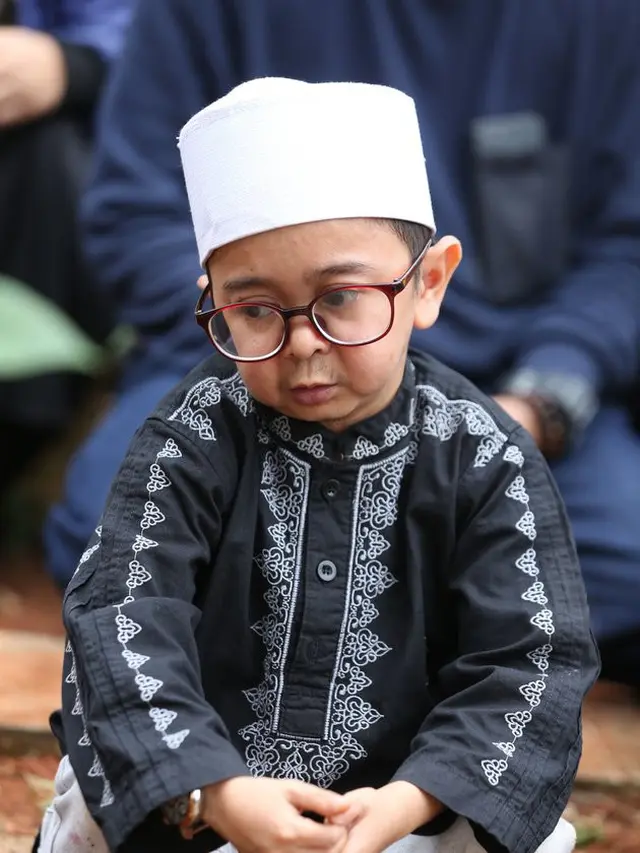 Meninggal Karena Stroke, Ini 7 Potret Haru Daus Mini di Pusara Ayahnya