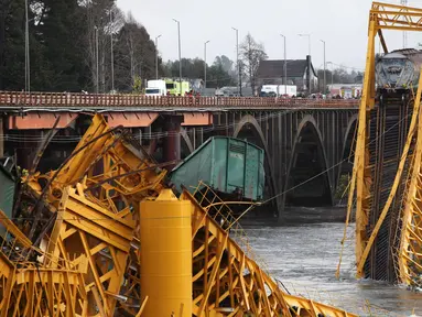 Sebuah kereta barang anjlok ke dalam Sungai Tolten setelah jembatan tersebut runtuh di Desa Pitrufquen, sabelah selatan Chili. (18/08). (REUTERS/Cristobal)