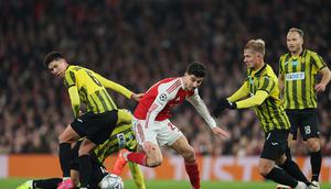 Kai Havertz diadang oleh Adilet Sadybekov dan Alyaksandr Martynovich dalam laga Liga Champions antara Arsenal vs Kairat Almaty di Emirates Stadium, 29 Januari 2026. (AP Photo/Ian Walton)