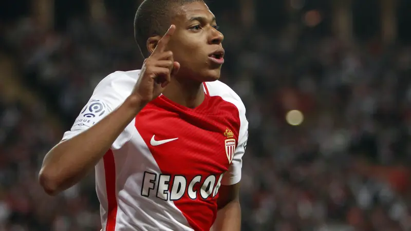 Striker AS Monaco, Kylian Mbappe, mengunggulkan Jo-Wilfried Tsonga pada Prancis Terbuka 2017. 